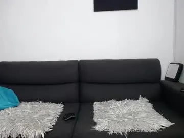 MiraLocks – webcam model profile photo Image 2