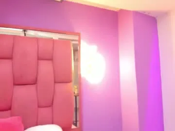 CurlyRina – webcam model profile photo Image 9