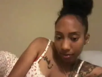 DenLina – webcam model profile photo Image 11