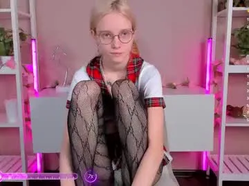 PeachBloom – webcam model profile photo Image 5