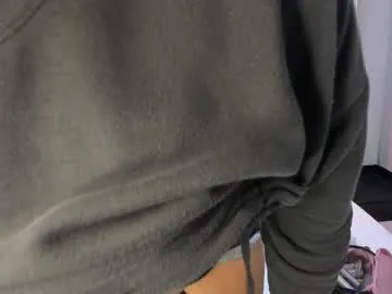 carolinecardenass – webcam model profile photo Image 12