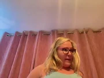 RoxanneMils – webcam model profile photo Image 6