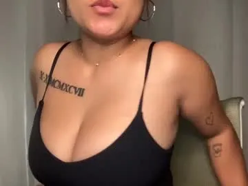AnnyPetiitee – webcam model profile photo Image 2