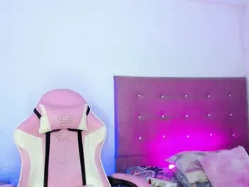 KiraHill – webcam model profile photo Image 4