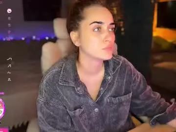 Curlyierr – webcam model profile photo Image 4