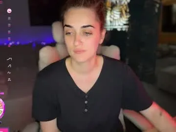 Curlyierr – webcam model profile photo Image 5