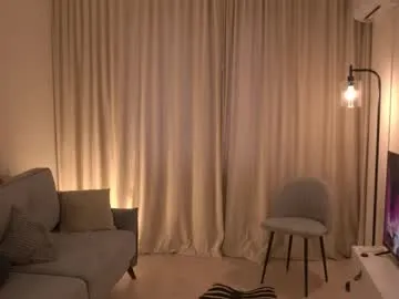 MiraLocks – webcam model profile photo Image 2