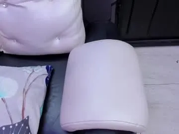 EllieKlark – webcam model profile photo Image 16