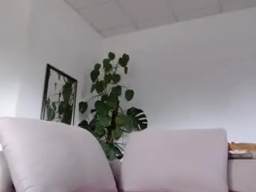 LucieWinters_UK – webcam model profile photo Image 5