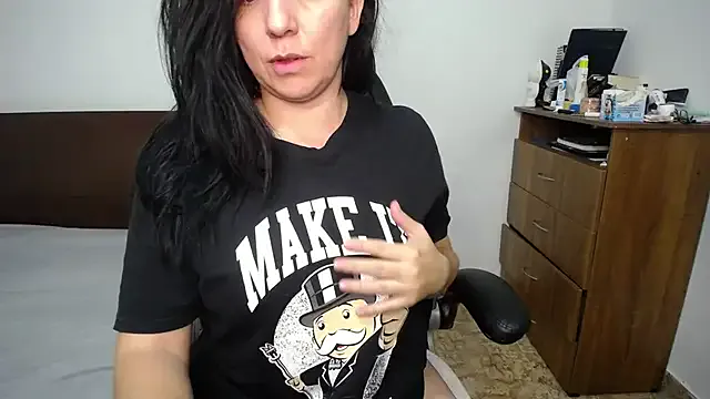 BellaSophiee – webcam model profile photo Image 2