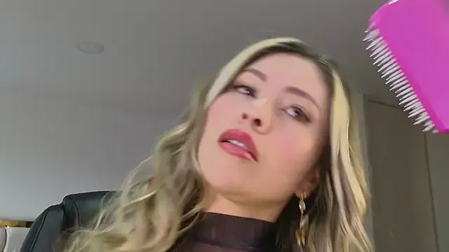 CloeesSuarez – webcam model profile photo Image 12