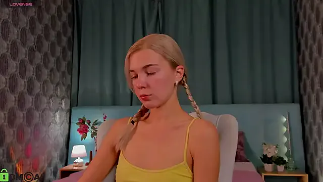 KarinaSanz – webcam model profile photo Image 7