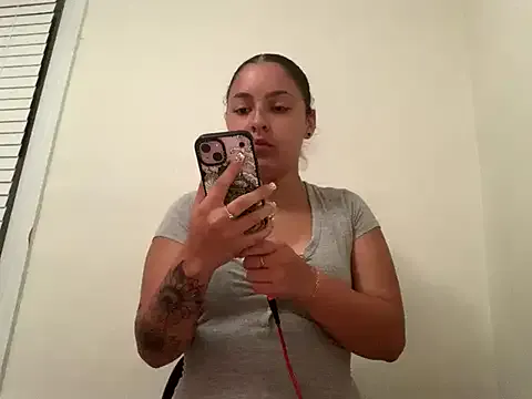 Timide_girl17 – webcam model profile photo Image 13