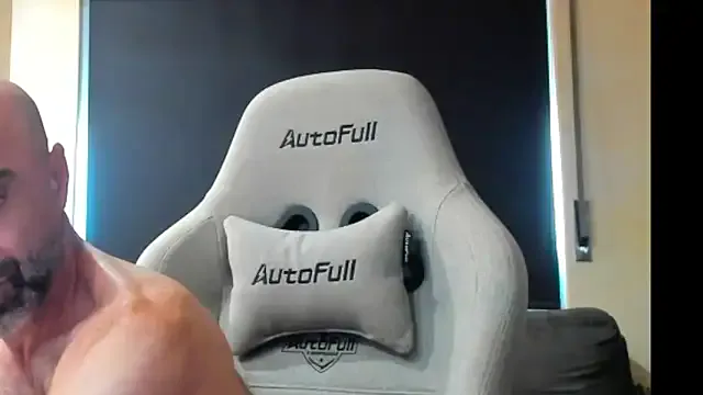 HugeTitties – webcam model profile photo Image 10