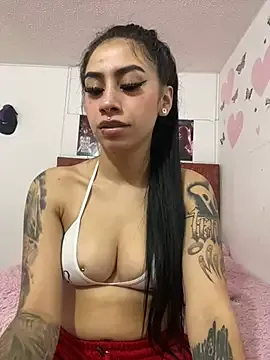 MiraLocks – webcam model profile photo Image 4