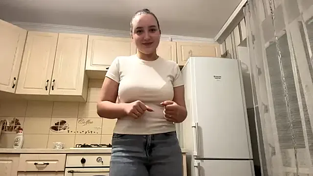 DoggyAsmina – webcam model profile photo Image 2