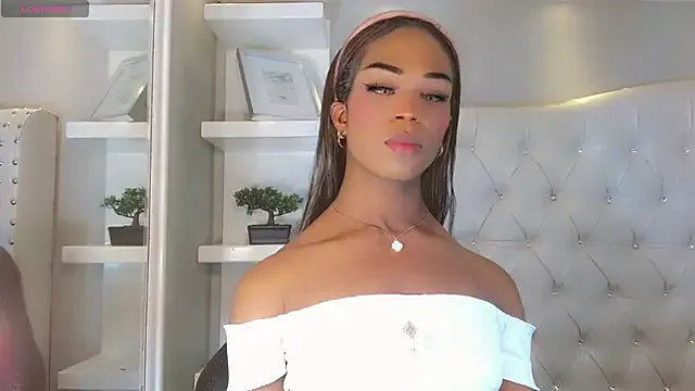 LaraOlsen – webcam model profile photo Image 2