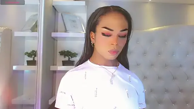 LaraOlsen – webcam model profile photo Image 5