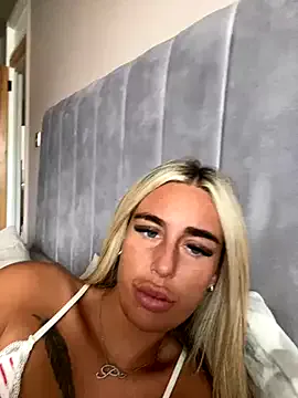 AlexandraWinterr – webcam model profile photo Image 14