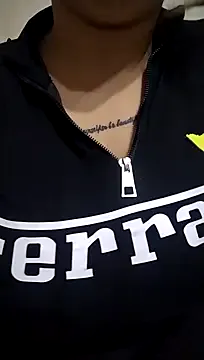 Curlyierr – webcam model profile photo Image 15