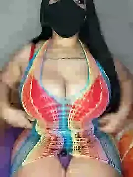 Curlyierr – webcam model profile photo Image 9