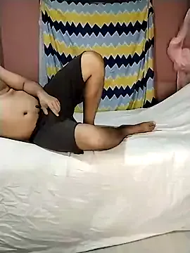 RoxanneMils – webcam model profile photo Image 3