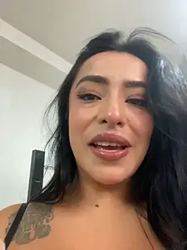 LouiseTswing – webcam model profile photo Image 4