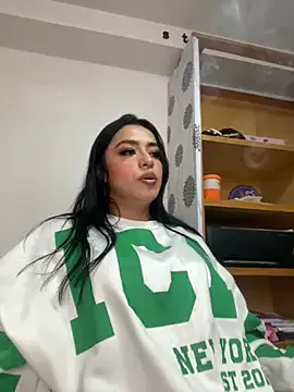 LouiseTswing – webcam model profile photo Image 5