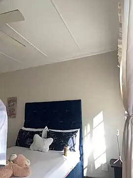 ChloeDevine – webcam model profile photo Image 2