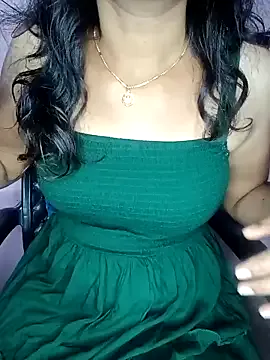Curly915 – webcam model profile photo Image 2