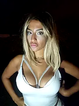 AmelieHaddid – webcam model profile photo Image 5