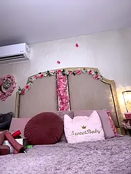 RoxanneMils – webcam model profile photo Image 19