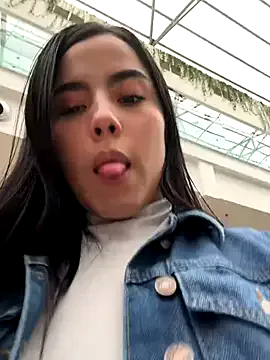 LittleGianna – webcam model profile photo Image 3