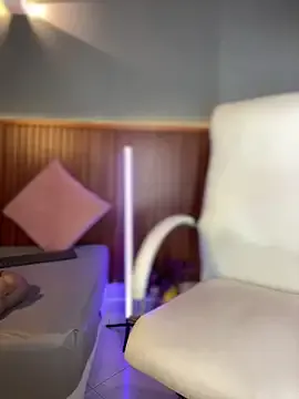 UrLillShy – webcam model profile photo Image 4