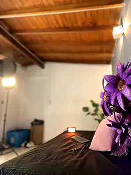 UrLillShy – webcam model profile photo Image 6