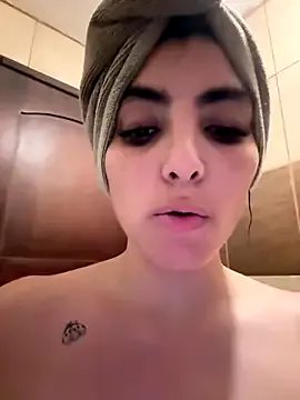 roouse – webcam model profile photo Image 2