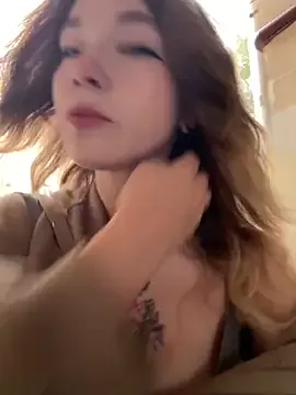 emiss_ – webcam model profile photo Image 6