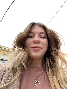 emiss_ – webcam model profile photo Image 7