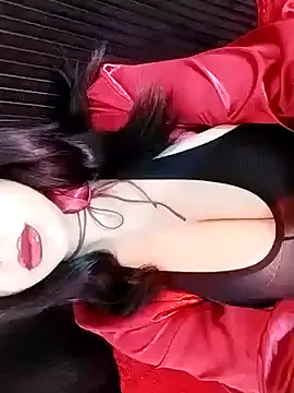 MiraLocks – webcam model profile photo Image 15