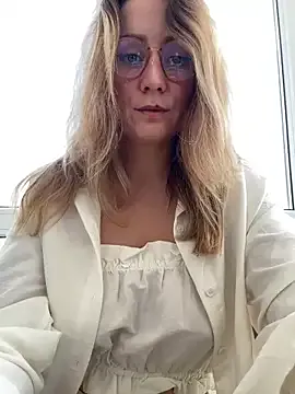 ValeriiLunaa – webcam model profile photo Image 10