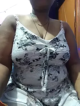 RoxanneMils – webcam model profile photo Image 2