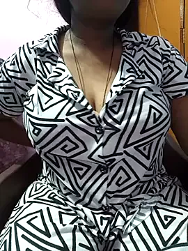 RoxanneMils – webcam model profile photo Image 5