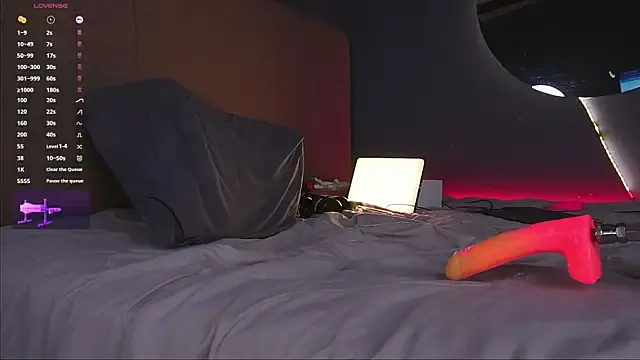 SandiSquirts – webcam model profile photo Image 3