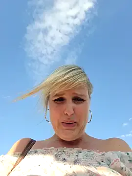 LeaThomsonn – webcam model profile photo Image 2