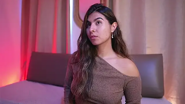 AYW-21 – webcam model profile photo Image 12