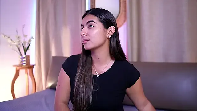 AYW-21 – webcam model profile photo Image 19