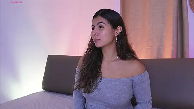 AYW-21 – webcam model profile photo Image 8