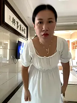 Curlyierr – webcam model profile photo Image 7