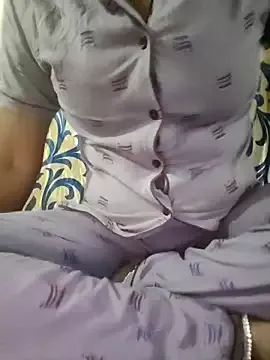 Curly915 – webcam model profile photo Image 4