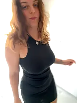 LynHillaire – webcam model profile photo Image 5
